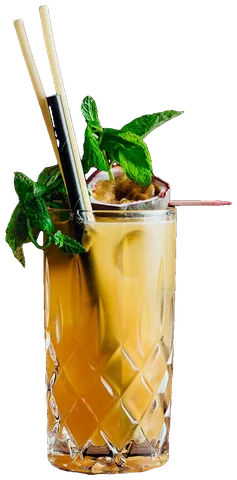 Hohes Glas mit gelber Limonade, Minze und zwei Halmen