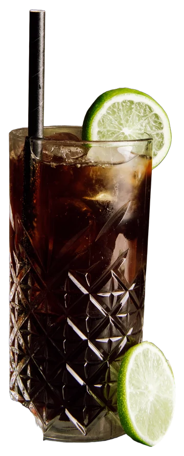 Cuba Libre im geschliffenen Glas mit Eis, Limettenscheiben und schwarzem Halm