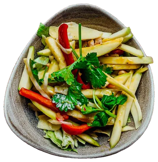 Mangosalat mit Kräutern und Paprika in einer Steingutschale, von oben