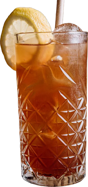 Glas mit rotbraunem Eistee, Eiswürfel und Zitronenscheibe am Rand