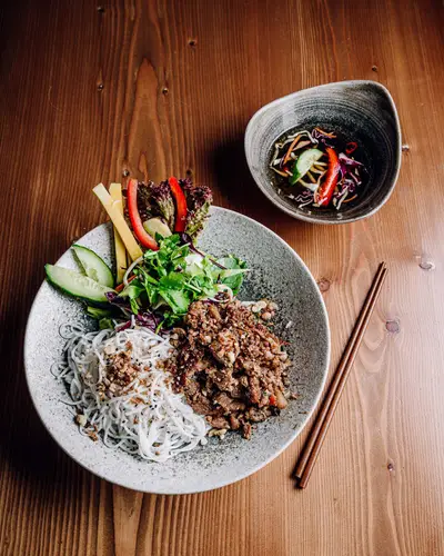 Bún Bowl mit gegrilltem Schweinebauch (Chả Hà Nội)