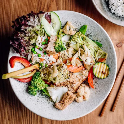 Cơm xào nấm tương mit Tofu, Gemüse und Salat
