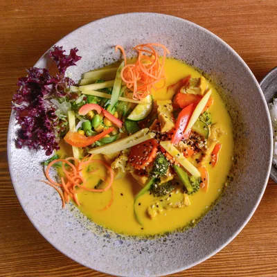 Cơm xốt lạc mit Tofu, Erdnusscurry und Gemüse
