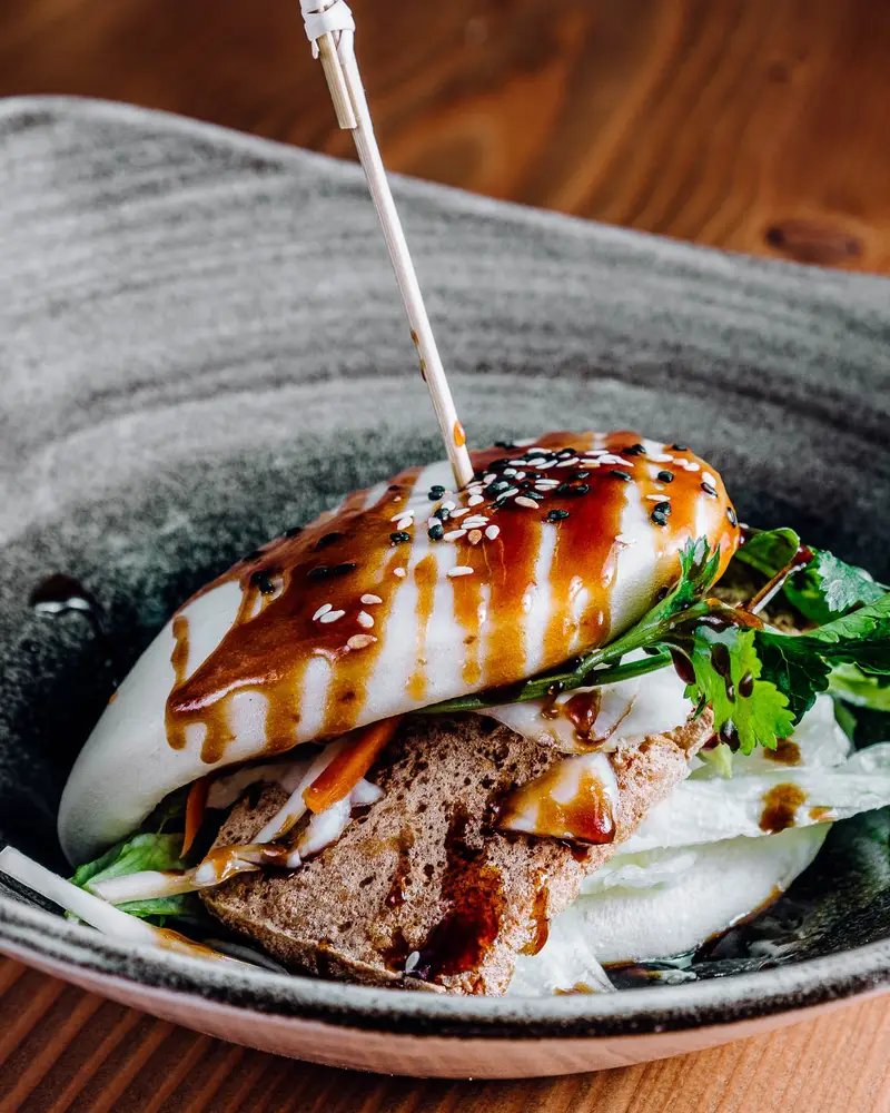 Bánh bao, gedämpftes Brötchen mit Füllung und Soße